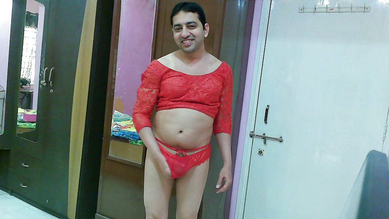Cute & Nude Crossdresser: Simpatica sissy travestito femboy sweet Lecca-lecca in un top di...
