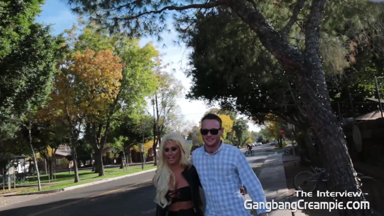 Aziani: Bublající blondýna Brandi sexy BTS rozhovor