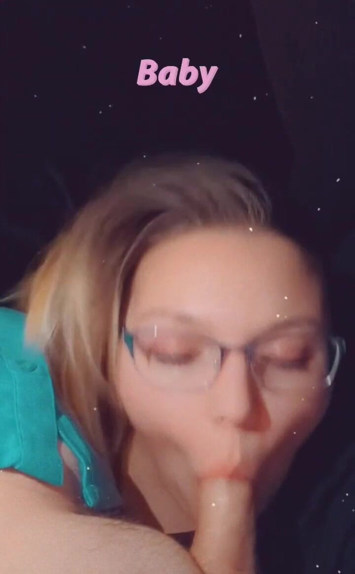 Funhousewife69: Elle suce sa bite en travaillant, je dois sucer et...
