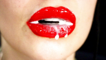 Goddess Misha Goldy: Labbra rosse e un gioco con liquidi e saliva! Latte...