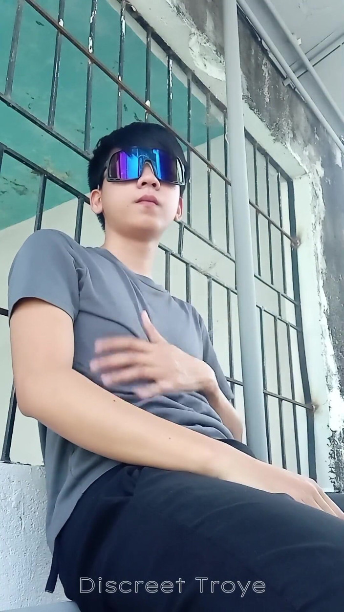 Troye_AsianPinoy: सुंदर फिलीपीनी परित्यक्त घर पर हस्तमैथुन करती है - daks jakol