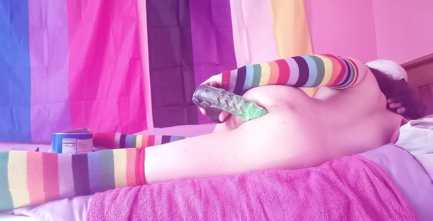 Rainbow Femboy: Скачу на большом неземном члене один из ракурсов наклонил мою камеру вверх, но, надеюсь, это все еще выглядит хорошо!