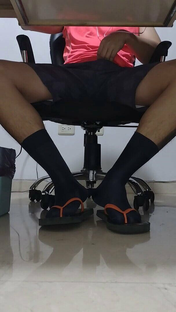 Tomas Styl: kolej kakshaon men apne pair dikhaata hai (naaylon moje)