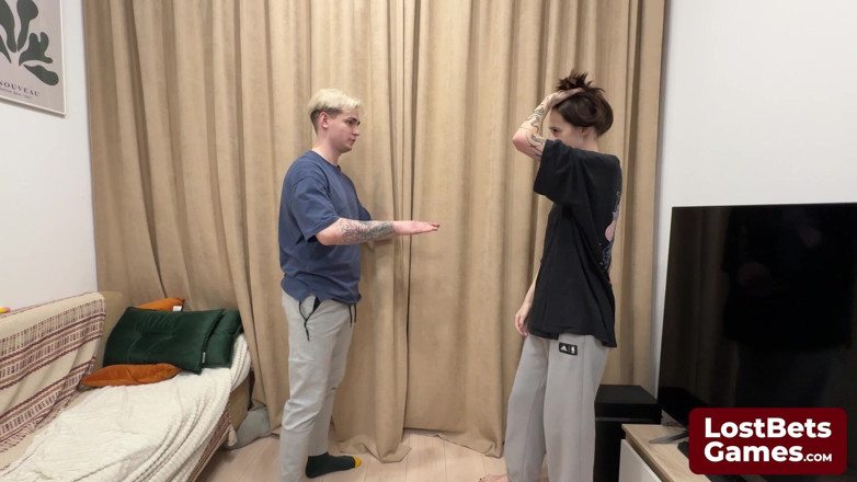 Lost Bets Games: Ett spännande spel av Strip Hand Slap slutar med en...