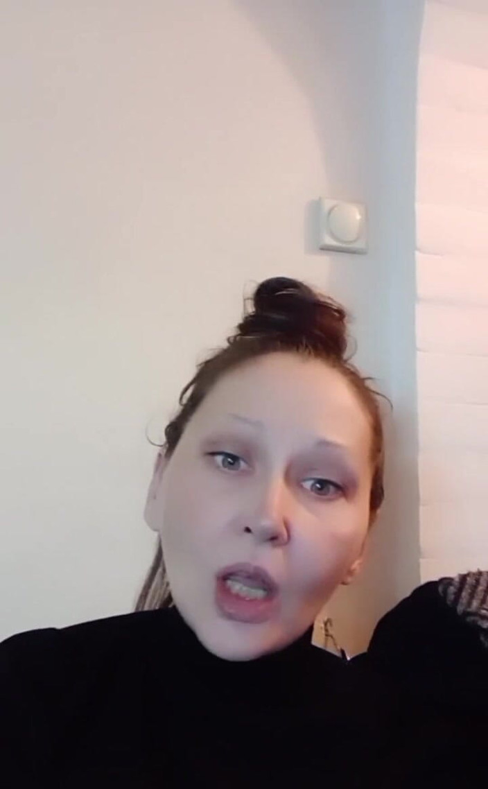 Dominatrix Redsonyja: Îmi place să mă ador și îmi place mai ales când sclavul...