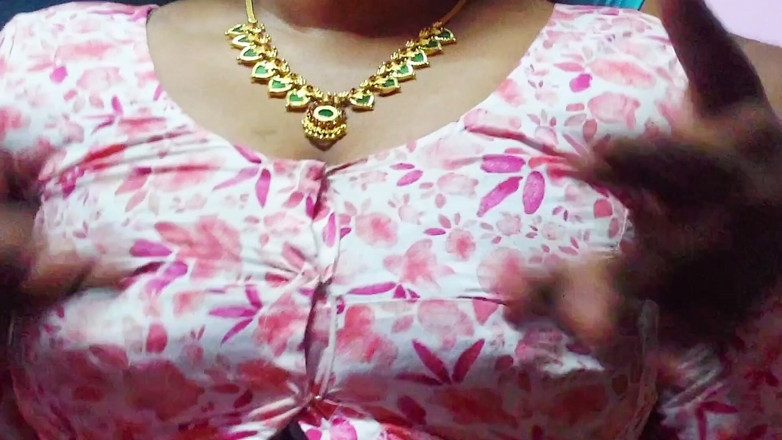 Desi Mohini: Beaux seins desi