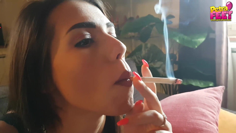 Smokin Fetish: Fața ei frumoasă pe cameră