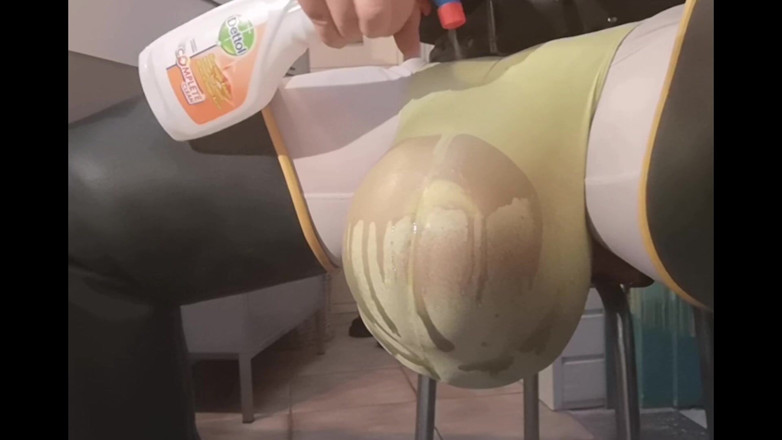 Monster_Meat_: 操在一个充满的避孕套里撒尿