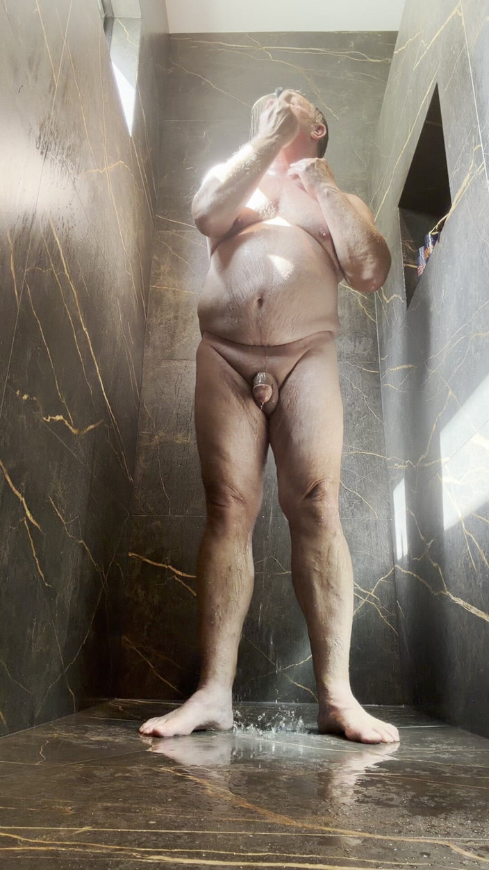 GottaLuvBB: Regardez-moi prendre une douche et me raser