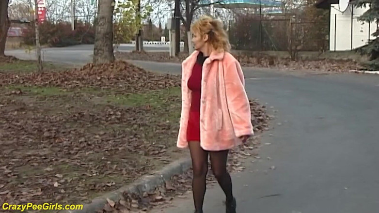 Crazy pee girls: Zrzavá manželka chčije venku
