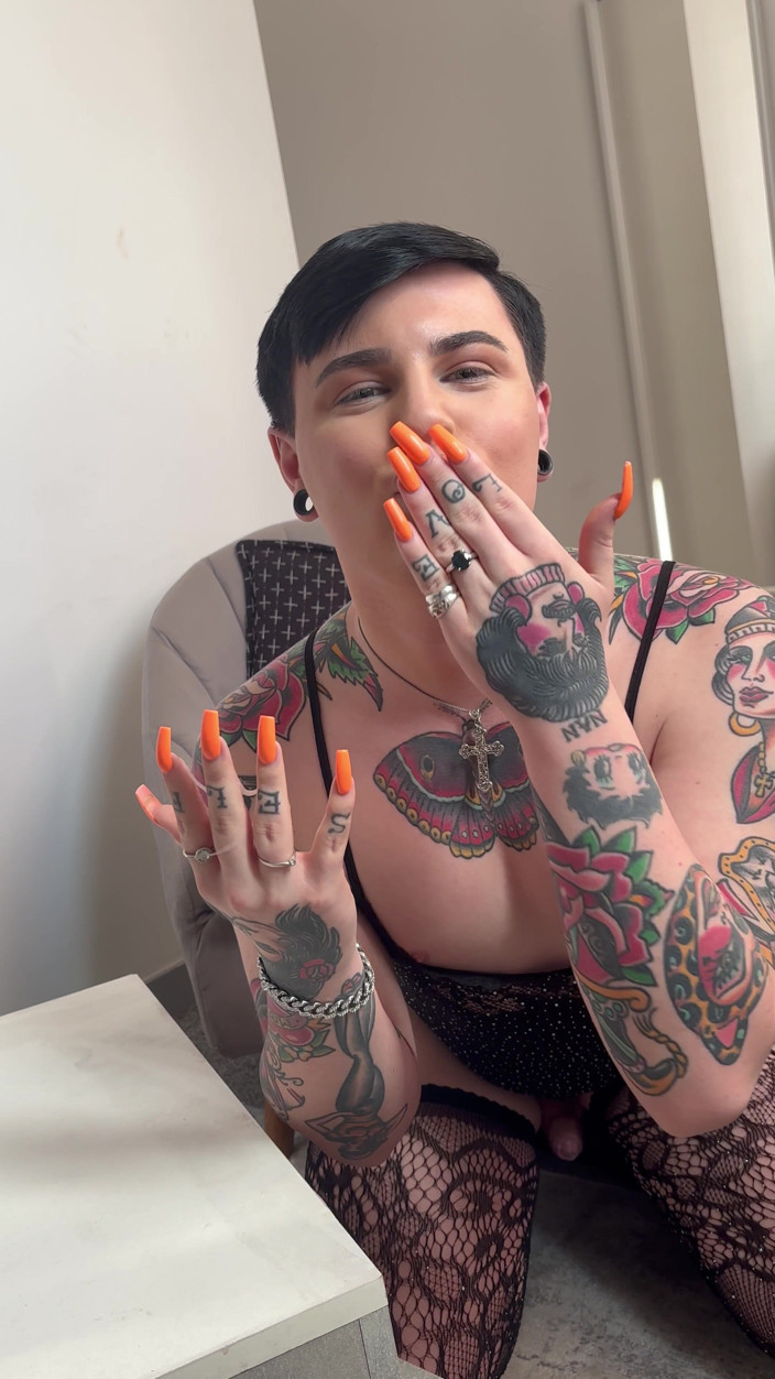 mothplayboy: Femboy кінчає на панчохи