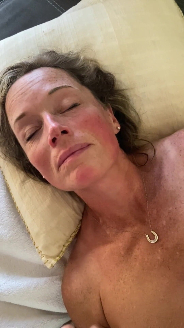 Bonewizzard69: Tante seksi ini suka banget di-fingering sambil di muasin memeknya