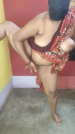 Indianbhabi2: Mẹ kế Ấn Độ tuyệt đẹp cởi đồ màu đỏ