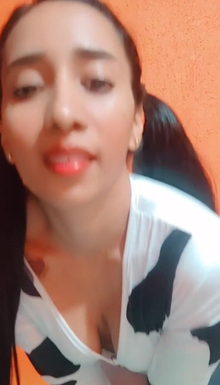 Leyne Rodriguez: Gostaria de encher essa vaca bonita de leite?