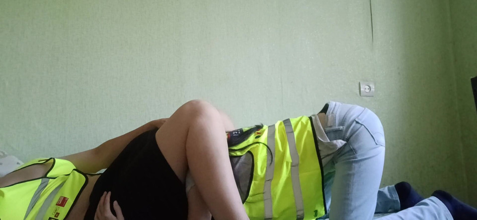Lesbian-illusion: Seks berisiko antara dua rekan lesbian di tempat kerja