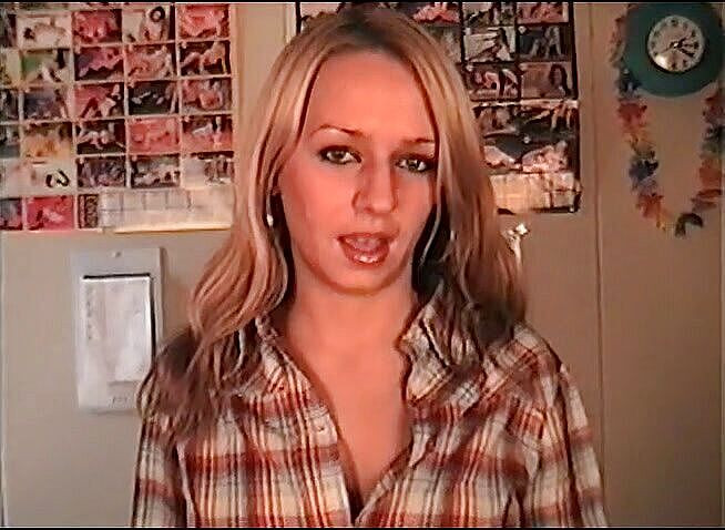 Flash Model Amateurs: Une blonde sexy sur un canapé