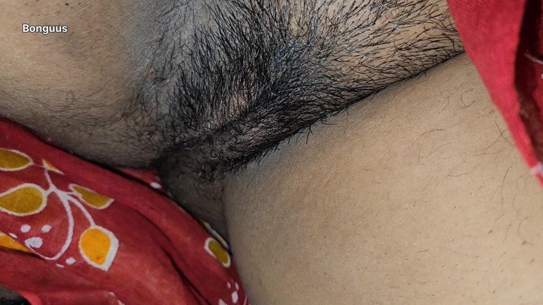 Riya Bonguus: Desi-tante deelt bed, nat romig poesje hete seks
