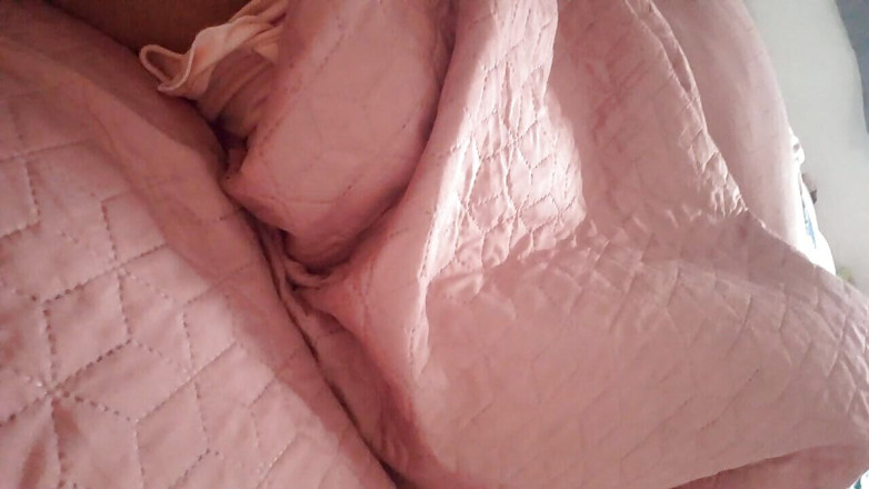 PATY PATY: 十几岁的女孩醒来有湿润的梦想，起床饥渴地与她湿润的阴户
