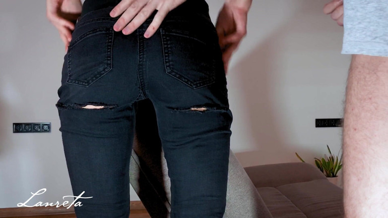 Lanreta: Linda em velho jeans rasgados pretos esguicha e fode - Messy...