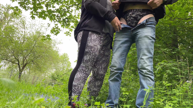 OurFetishLife: Menantu melancap pada pantat seksi ibu mertua kencing di tepi...