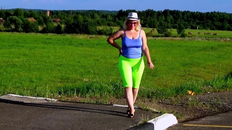 RedRoseRus: Yellow Leggings - cewek pantat bahenol lagi jalan-jalan di jalan