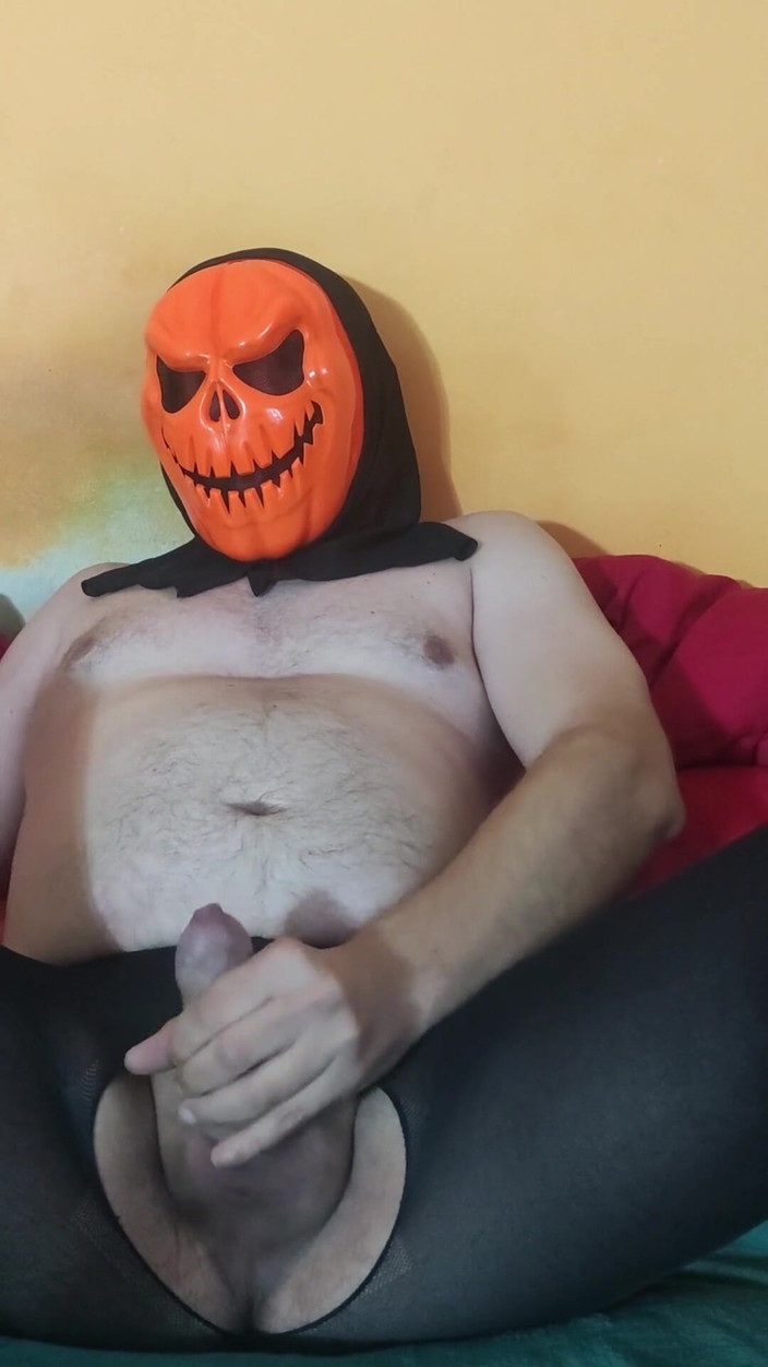 Couple_BBW: Un uomo in maschera di halloween ed un collant di...