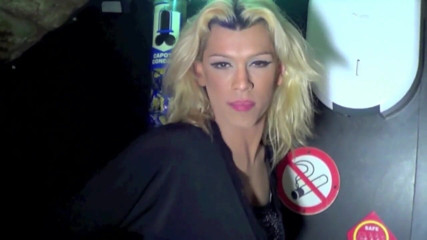 Crunch Boy: Un gay travestito scopato da un etero