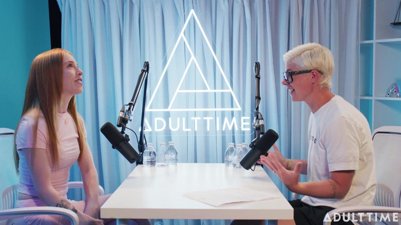 Adult Time Podcast: マディ・コリンズ浣腸、公のフェラ、そしてボーイフレンド・デック |アダルトタイムポッドキャスト