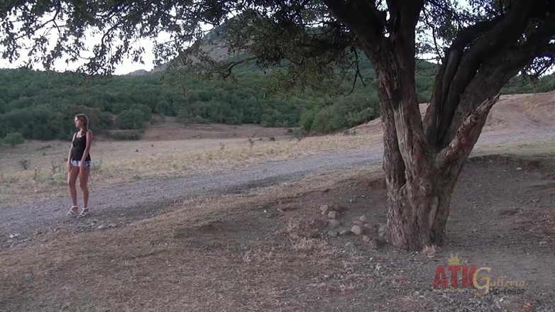 ATKIngdom Fans: Les plaisirs de Selena au bord de l'arbre