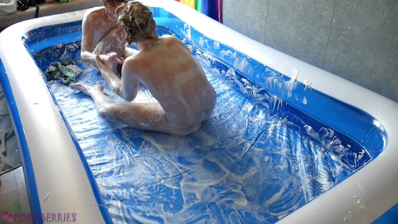 Ethan Alex: Schaum-wrestling und analer sex ohne gummi im pool!