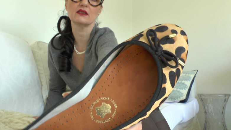 Lady Victoria Valente: Înapoi cu mătușa vitregă după 14 zile, adulmecare de picioare și lucruri...