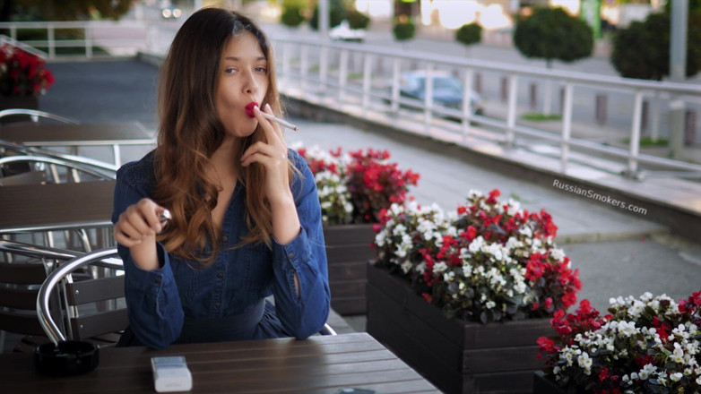 Russian Smokers: Si cantik Rusia magnetik bermain dengan asap rokok