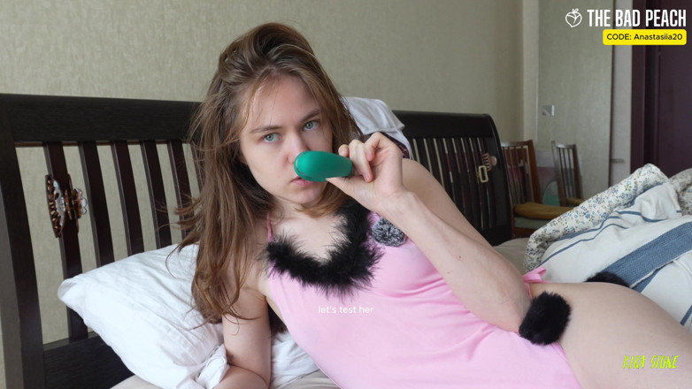 Kira Stone: 끝났어! 자연스러웠다. 토끼 복장을 한 장난감을 봅니다. 배드 피치))))))