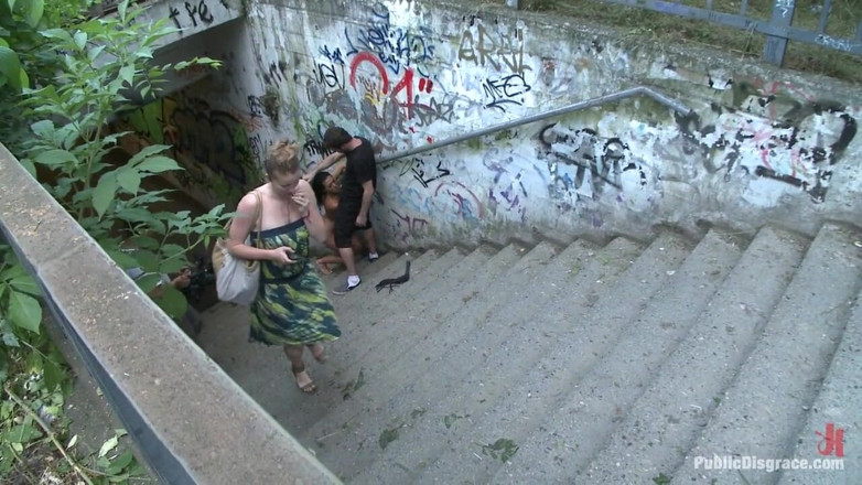 Public Disgrace by Kink: Une dominatrice mondiale à genoux rampe à poil dans les rues d’Europe
