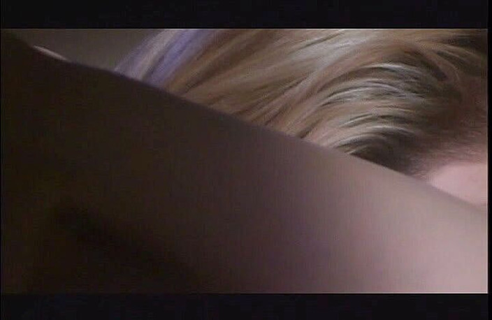 Perfect Porno: セクシーなスリムな体と2つの温泉は金髪モデルが舐めているお互いのクリトリス