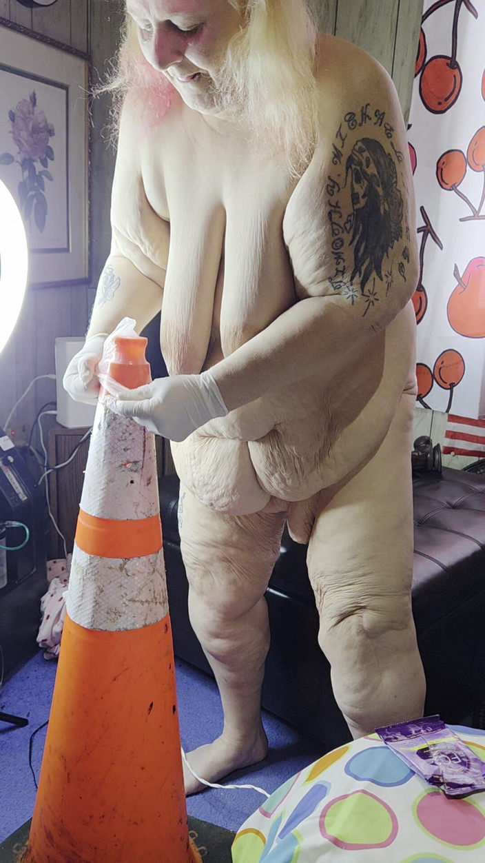 HerculesnVENUS: Une pute saute sur ce cône de construction quand elle...
