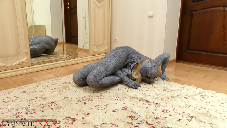 Gymnastic: Contortion queen w spandeksie kocim kombinezonie