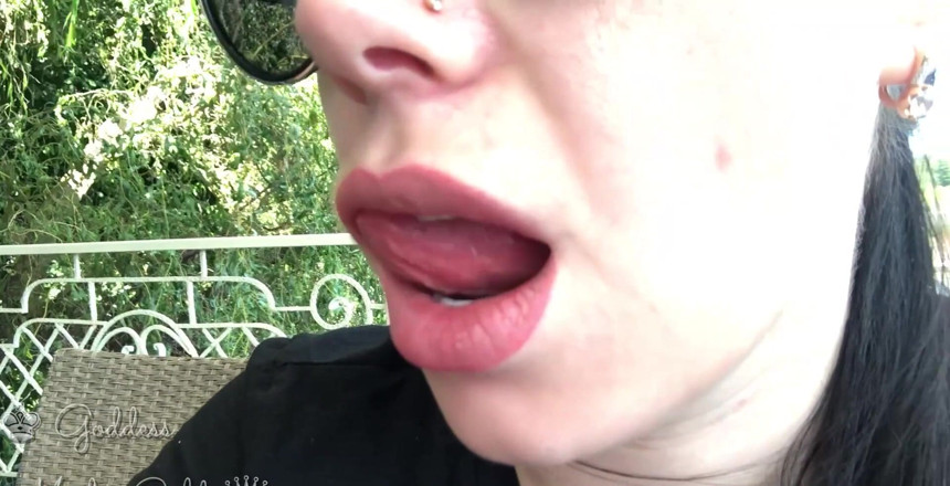 Goddess Misha Goldy: Сексуальне лизання великих губ і нюхання губ і фетиш окулярів поцілунку на озері