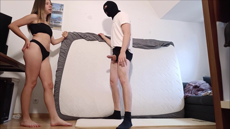 GermanBallsBusted: Descalça, rebolando de biquíni