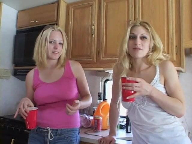 Group Bang: Des salopes excitées se lèchent les seins et la chatte à...