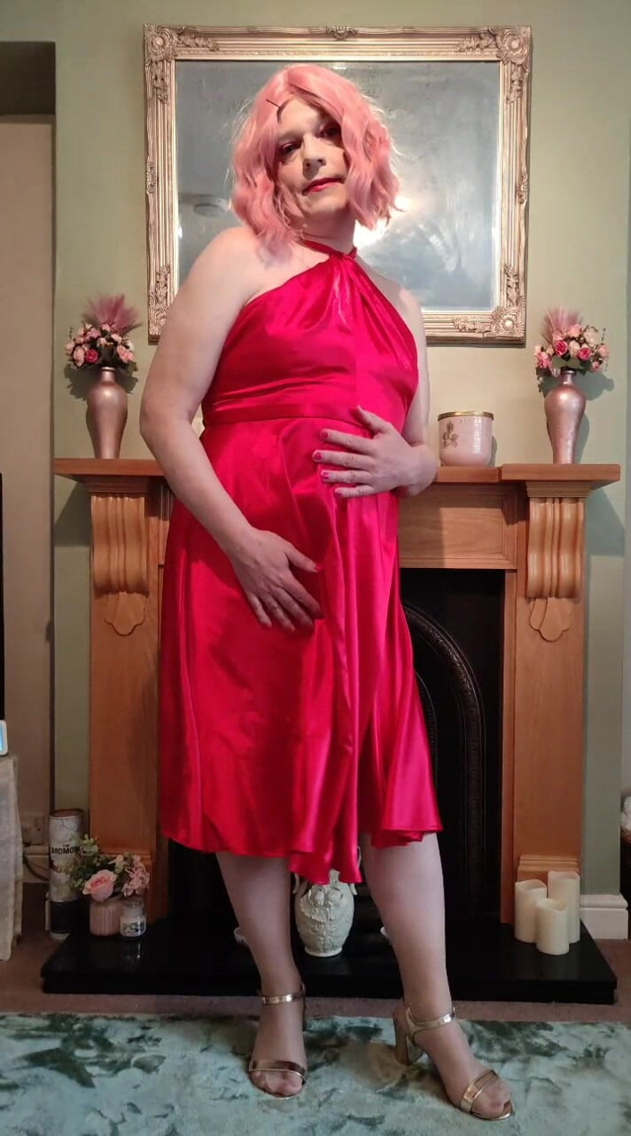 Nottstvslut: Sexy transvestiert im wunderschönen roten satinkleid