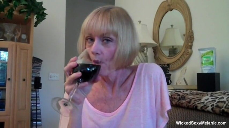 Wicked Sexy Melanie: Une mamie blonde tire et suce une bite en POV