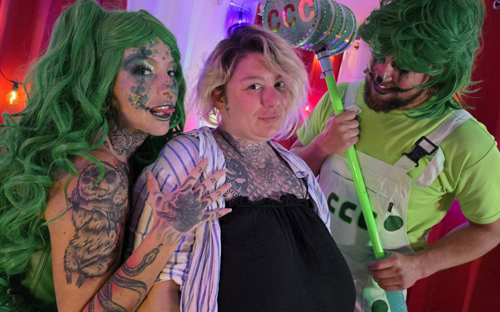Cock Crazed Clowns: Pertemuan Katie Summer sama badut-badut dengan kontol hijau