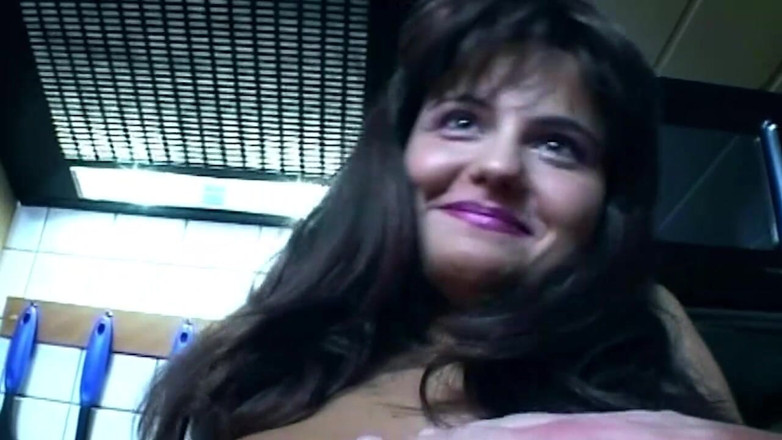 German bitch hunter: Dildo anal de bucătărie se întinde cu țâțe neglijaculate care se sug