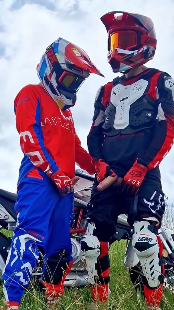 Sneakersmax98: Heiße motocross-jungs kommen in der nähe von motorrad