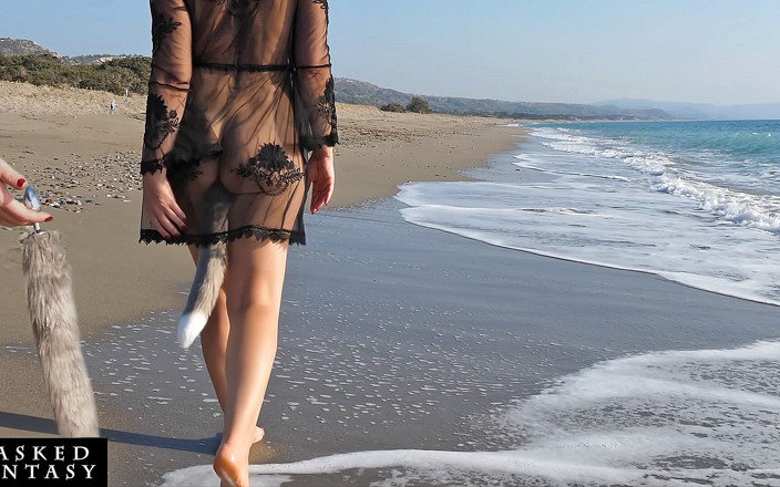 Masked-Fantasy: Sexy žena na pláži si vezme foxtail anální kolík do zadku -...