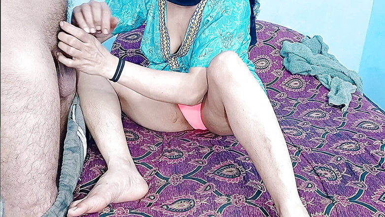 Netu: Une villageoise indienne sexy se caresse en chevauchant une grosse...