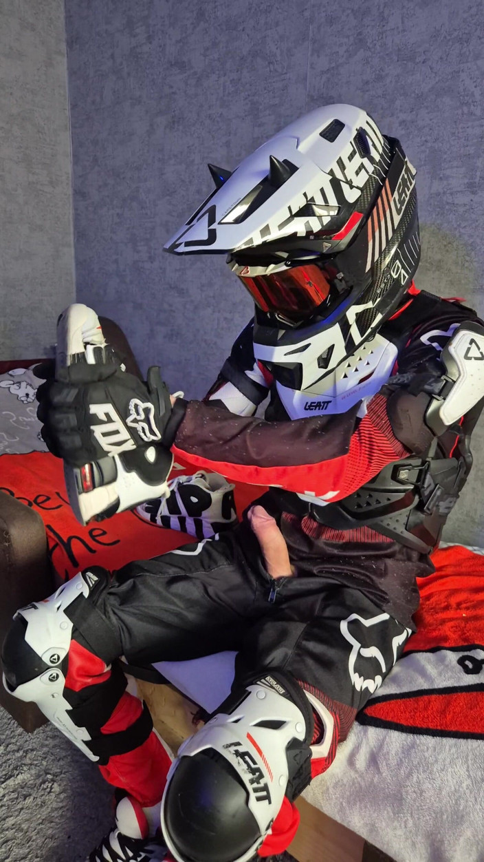 Sneakersmax98: バイクのギアを着た興奮した男がスニーカーを犯す