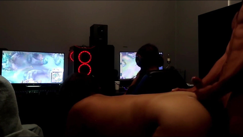GamingCouple: Кримпай в любительском видео - куколд и камшоты в тройничке