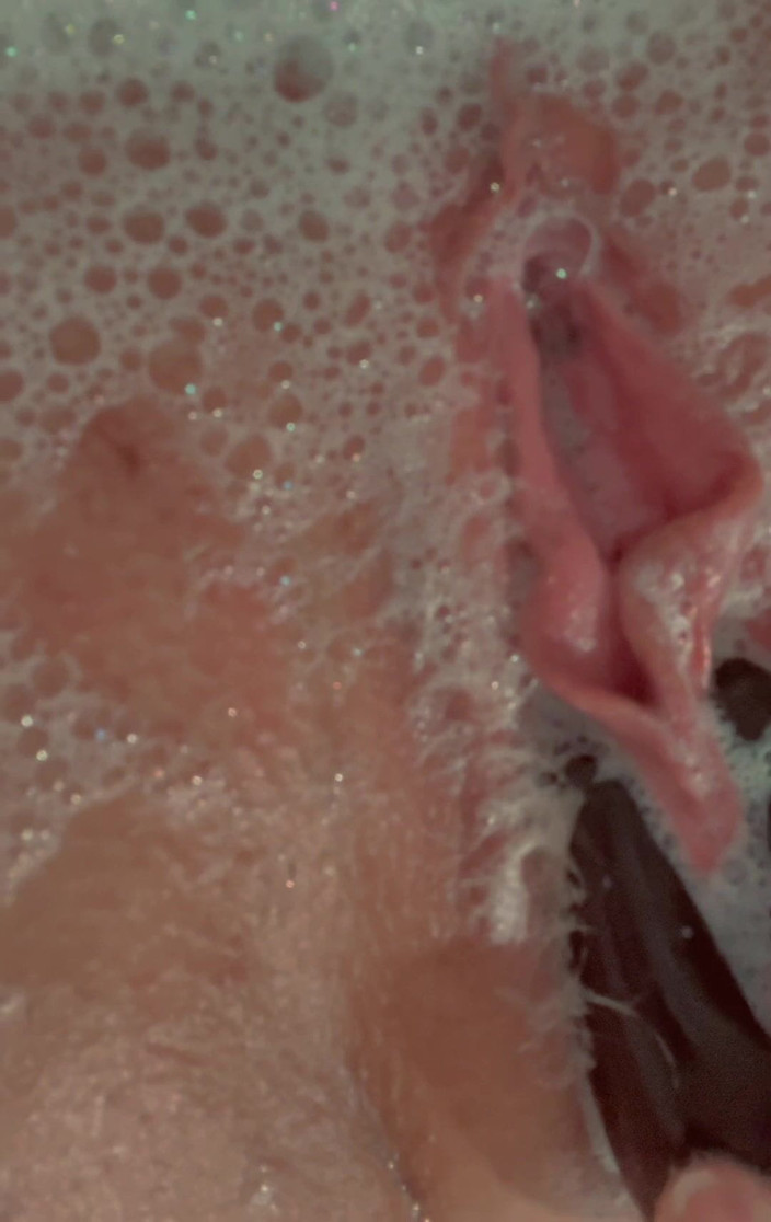 Los Cat: Vill du se mig vibba min sudsy fitta i badet?